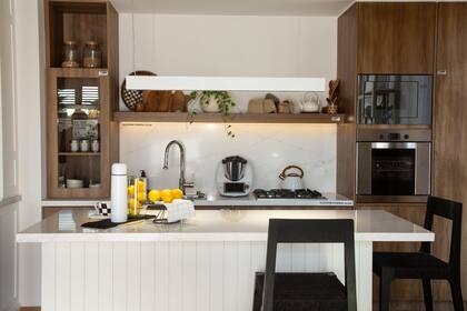 En la cocina del espacio "La Serena", diseñado por Gaby Orlando, se luce el Silestone Ethereal Glow