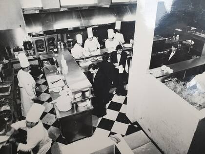 En la cocina del restaurante de calle Junín. A la izquierda, el Gato Dumas.