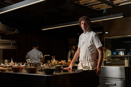 En la cocina desfila un equipo de profesionales silenciosos que siguen una coreografía meticulosa dirigida por Ralston