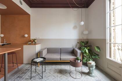 En la cocina, el escritorio y el living se reiteran las lámparas con tulipa esférica.