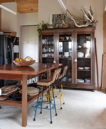 En la cocina hay ramas a modo decorativo que han encontrado María y su familia en largas caminatas.