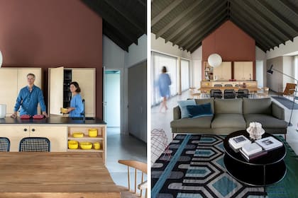En la cocina integrada, amoblamiento modular ‘Kuk’ en madera de abeto (El Bazar, Uruguay) y mesada con bacha de Neolith (Laviere). Sofá ‘Moody’ by Monoccino alfombra ‘Ndebele’ de la marca Gan, lámpara de pie y cortinas de gasa (todo de Monoccino).