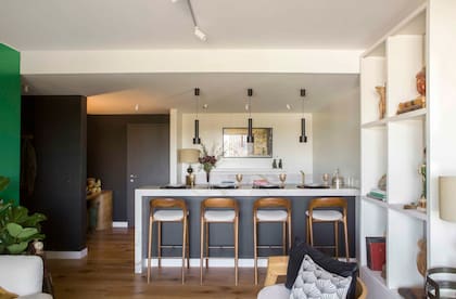 En la cocina integrada, banquetas (Desde Asia). Obra“Piel Urbana X”, de Sergio Castiglione (Diderot.art).