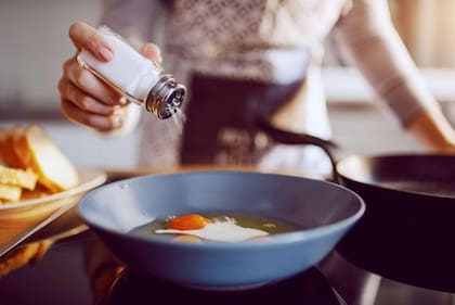 En la cocina, la sal puede reemplazarse por hierbas aromáticas, especias, ajo, cítricos y ralladuras que ayudan a realzar sabores
