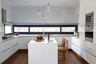 La luz natural genera más amplitud en el lugar y favorece el trabajo en la cocina