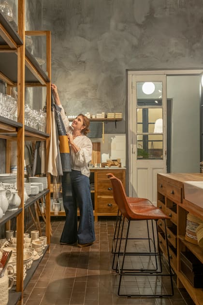 En la cocina original está el sector de bazar. El estuco veneciano (Sinteplast) de las paredes le da un clima especial.