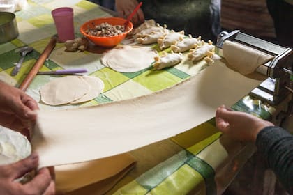 En la cocina se aprestan las empanadas. Todo es casero, hasta la masa.