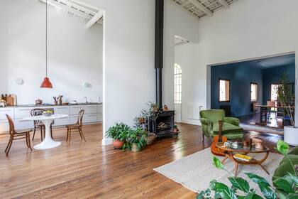 En la cocina, una clásica mesa Tulip y sillas Thonet. El living se equipó con muebles que la arquitecta trajo de su departamento anterior. Alfombra de lana natural (Elementos Argentinos).