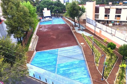 En la Colonia Granadas, parte de la delegación Miguel Hidalgo de Ciudad de México, se mejoró el centro con jardines de lluvia, suelos infiltrantes y multiplicación de cobertura vegetal.