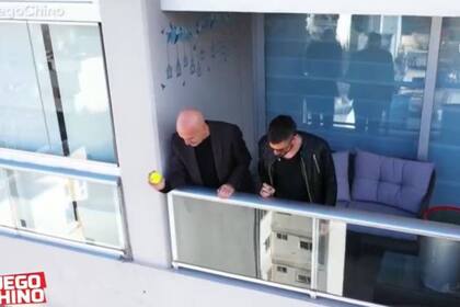 En la competencia de Juego Chino de arrojar la pelota de tenis desde las alturas para introducirla en un tarro, el Pelado López derrotó a Nico Occhiato, que no pudo con la bronca que le provocó la derrota