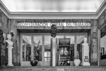 En la compleja historia del movimiento sindical hay algo que nunca se puso en duda: el poder que encierra sentarse en el despacho de esta mítica sede.