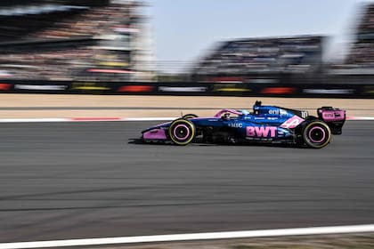 En la complicada curva 1 de Shanghái Colapinto sobrepasó a Hülkenberg y se puso a la cola de quinto auto, el Haas de Esteban Ocon; gran salida del argentino, que recordó a la excelente de Singapur 2024.