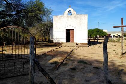En la comunidad llamada "Hito Uno", ubicada sobre la frontera del Chaco salteño con Bolivia, el parque principal parece abandonado; la escuela está cerrada, la casa de las docentes asediada por la tierra, la iglesia abierta día y noche.