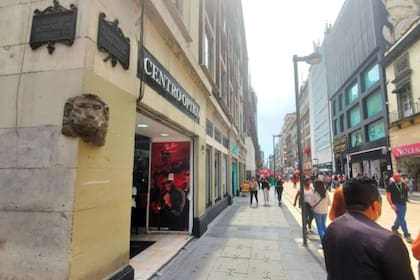 En la concurrida calle Madero, en el centro histórico de Ciudad de México, una cabeza de león de piedra marca el nivel al que llegaron las aguas de las inundaciones de 1629