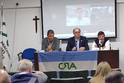 En la conferencia de prensa. Ricardo Roquette, de la Federación de Entidades Rurales de Salta; Jorge Chemes, presidente de CRA, y Dardo Chiesa, expresidente de la entidad