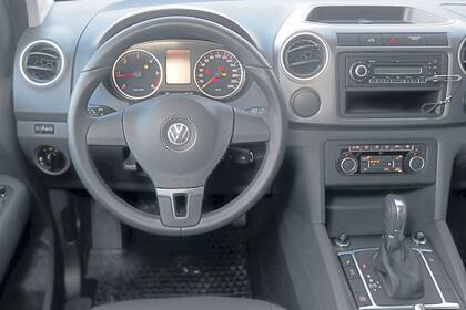 En la consola central no están los botones selectores de la caja reductora. Le falta la pantalla táctil y un equipo de audio superior.