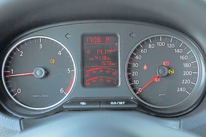 El instrumental es de fácil lectura, pero los medidores digitales no son muy precisos