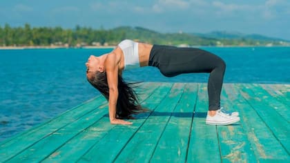 En la contracción, se alinean rodillas, hombros y cadera.