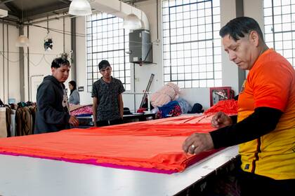 En la cooperativa trabajan 47 costureros, cortadores y diseñadores, la mayoría de la 1-11-14, en el Bajo Flores, y la 21-24, en Barracas