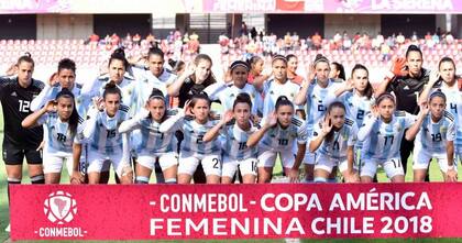 En la Copa América de 2018, el gesto del seleccionado de fútbol femenino significó un llamado de atención a la AFA; Correa es la segunda, desde la derecha