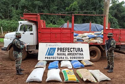 En la costa del río Uruguay, en El Soberbio, Misiones, Prefectura incautó 110 bolsas de granos de soja con 50 kilos cada una, sin aval respaldatorio
