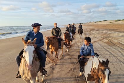 Cómo es el ritual de conexión con la naturaleza en bosques, médanos y acantilados