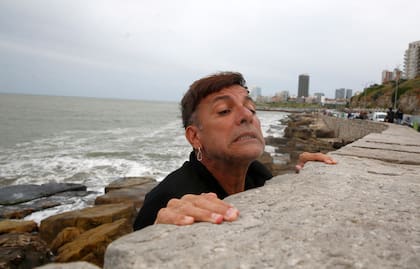 En la costa marplatense para la producción de fotos, un lugar inusual para el actor, que se hospeda alejado de la ciudad