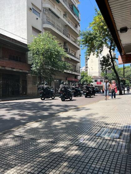 En la cuadra en la que ocurrió la entradera, se advirtió presencia policial.