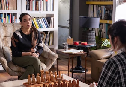 En la cuarta y última temporada de Envidiosa, las sesiones de terapia vuelven a ser el refugio donde Vicky intenta procesar su miedo al fracaso y a la soledad