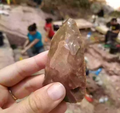 En la cueva se hallaron piedras cortadas en punta que les servían para cazar