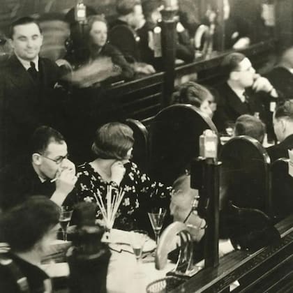 En la década de 1920 en Berlín, el Casino Residenz se hizo famoso por permitir a los asistentes manifestar su interés en alguien de un modo inusual.
