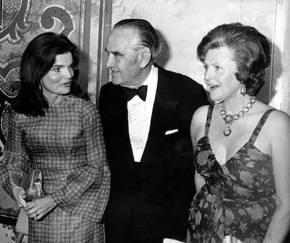 En la década de 1970, Pamela, que aparece aquí con su marido Averell Harriman y Jackie Onassis, estaba en el centro de la élite social de Nueva York