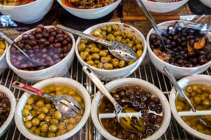 En la década del 60 su padre comenzó a trabajar como peón en un Petit Mayorista, que en aquella época pertenecía a la familia Esnaola (la conocida marca de dulces)