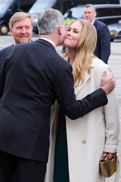 En la despedida, la princesa Amalia –acompañada por sus padres– hace una reverencia ante el rey Felipe, a quien luego saludó con dos besos en la mejilla, según la costumbre española.