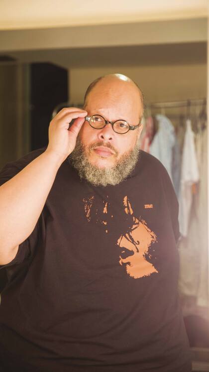 En la disquería portena Tempo de Borges, con el disco Artaud, de Pescado Rabioso, en sus manos. Motta tiene una colección de 30.000 vinilos