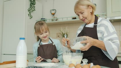 En la distancia se pierden actividades para hacer con los nietos como la cocina, un espacio de grandes memorias
(Foto de carácter ilustrativo: UNIPLASH)