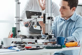 Un mercado laboral muy debilitado, en el que un selecto grupo de sectores sostiene una luz de esperanza