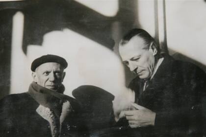 En la edición española del libro se publican fotos del archivo personal de Amorim, que aquí aparece junto con Pablo Picasso