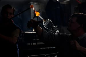 En la elaboración de una copa intervienen diez operarios.