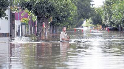 En La Emilia, cerca de San Nicolás, el agua causó daños y obligó a evacuar a parte de la población