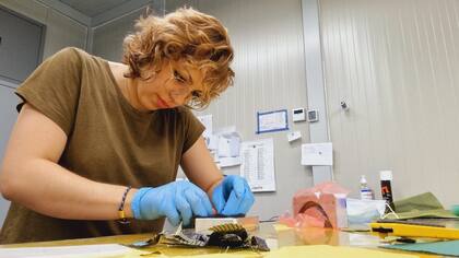 En la empresa Metal Tig laminando la manija de un automóvil; con la compañía viajó esta semana a Bélgica para participar de una carrera de vehículos solares
