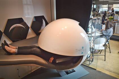 En la empresa Thrive Global puede utilizarse el "Energy pod", una capsula en la que los empleados pueden dormir la siesta