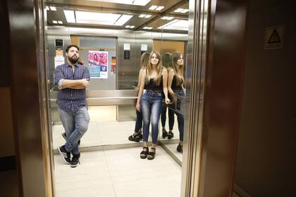 En la empresa Unilever, entre otras medidas, aconsejan a los empleados no “amucharse” en los ascensores