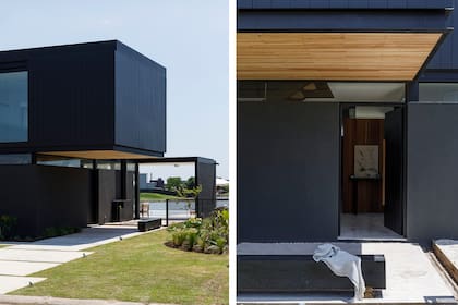 En la entrada, banco negro de madera maciza (Kokkai Yakisugi). El exterior de la vivienda fue revestido con placas cementicias pintadas de negro. 