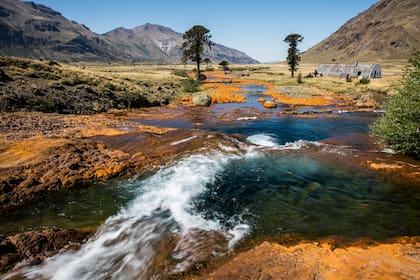 Poco antes de entrar a Copahue, las piedras del río Agrio teñidas de naranja por efecto de los minerales. 