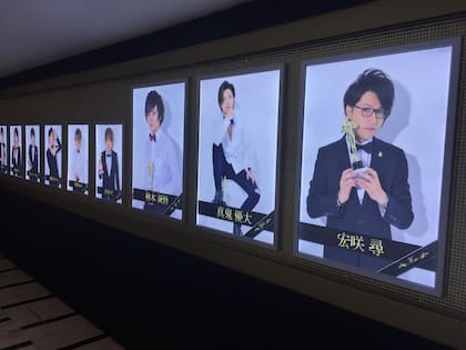 En la entrada del host-club, un ranking de los 10 hosts más populares tiene a Seigo Yuzuki en el tercer puesto. Su imagen es la tercera, de derecha a izquierda