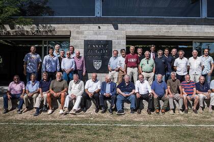 En la entrada del nuevo gimnasio de San Fernando posan Pumas de la gira de 1965 y de otras épocas.