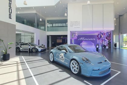 En la entrada del Porsche Center aparece una unidad de la edición limitada del 911 S/T 60° Aniversario