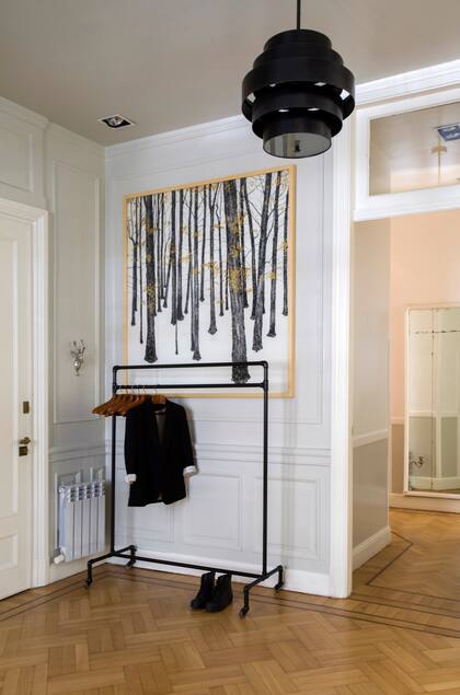 En la entrada, perchero de hierro (Paul French Gallery) y cuadro de Sofía Wiñazki.