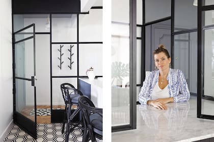 En la entrada, percheros ‘Tjusig’ (Ikea), alfombra con motivo geométrico. La arquitecta Trinidad Reina, a cargo de la reforma.